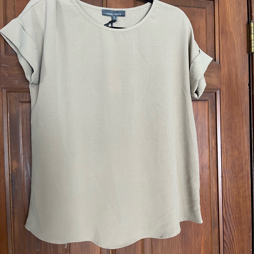 Women's Small Sand short sleeve Top. Brand new by Hanna + Gracie